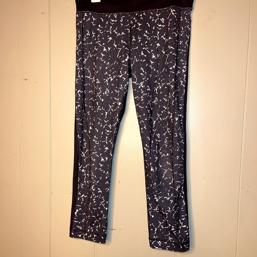 Cropped Under Armour work out pants with black and white composition design